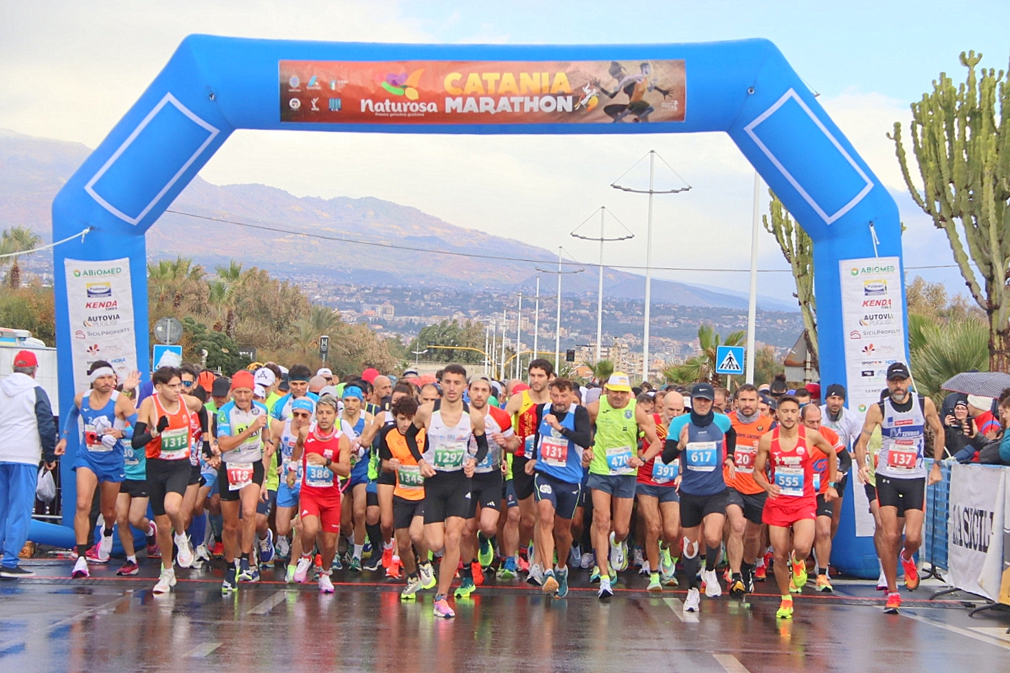 MARCELLO PANZONE E ALANA HOEVEN SCRIVONO PER LA PRIMA VOLTA I LORO NOMI NELL’ALBO D’ORO DELLA NATUROSA CATANIA MARATHON