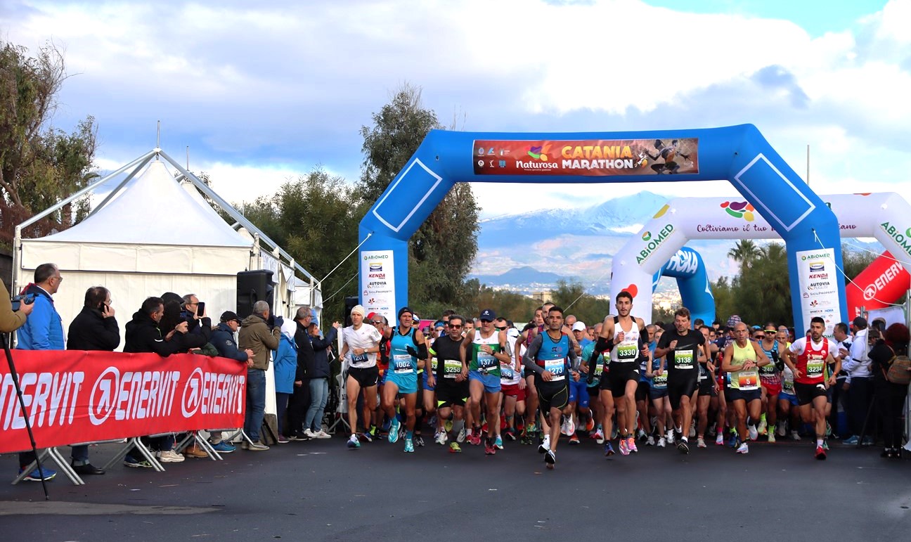 Lorenzo Lotti firma il poker alla Naturosa Catania Marathon. Tra le donne vittoria della milanese Marina De Cesare. Oltre mille gli atleti al via. 